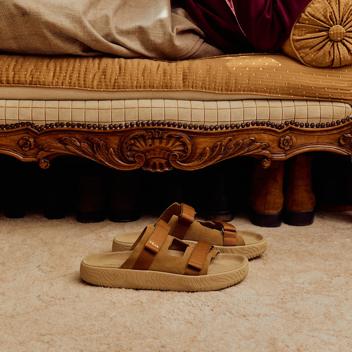 VEJA ARPOADOR SUEDE SANDAL WOMEN